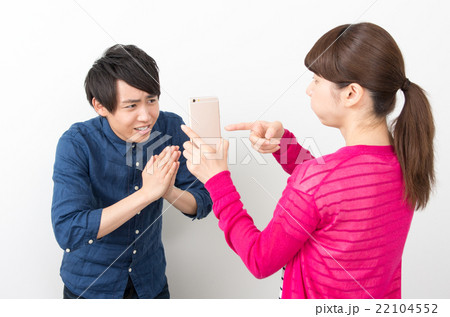スマホを指して疑う女性 22104552