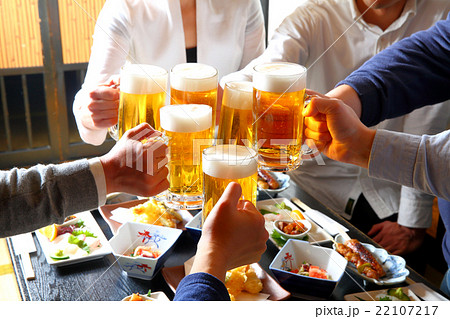 居酒屋で乾杯 22107217