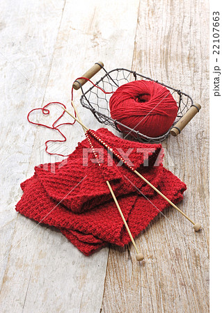 手編みのマフラーとハートマーク 手編みのマフラーとハートマーク 22107663