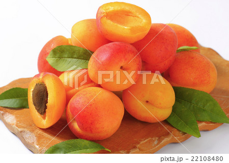 Fresh apricots 22108480