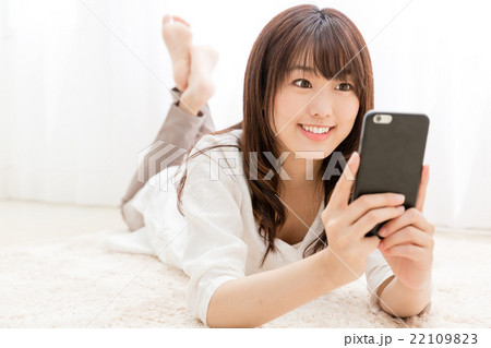 スマートフォンを使う女性 22109823
