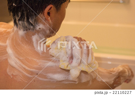 体を洗う男性の写真素材
