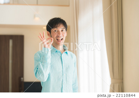 立ち姿 (30代男性) 立ち姿 (30代男性) 22110844