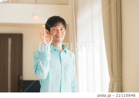 立ち姿 (30代男性) 立ち姿 (30代男性) 22110846