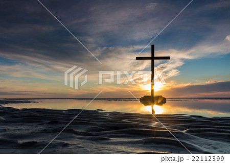 Low Tide Cross Sunset 22112399