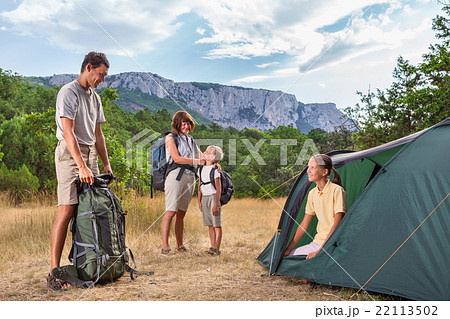 Famille rasting at camping Famille rasting at camping 22113502