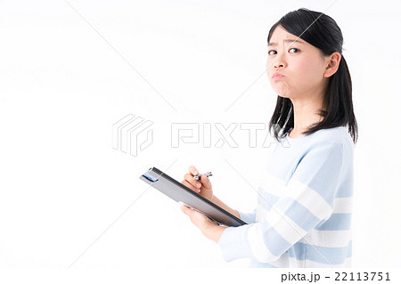 困り顔で記入する女性 22113751