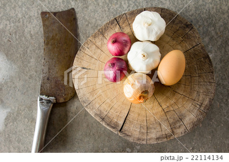 Raw garlic,onion,shallot,egg on cutting board 22114134