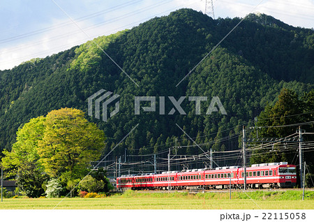 田園風景の中を行く東武日光線の1800型臨時快速電車 22115058