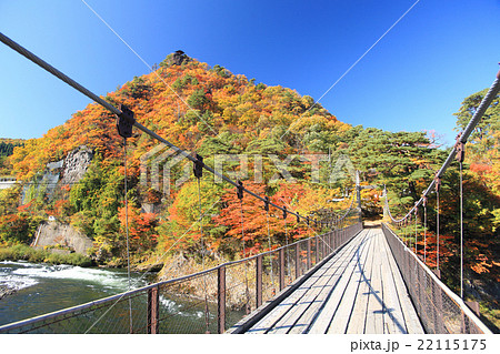 紅葉の荒川峡鷹ノ巣の吊り橋 22115175