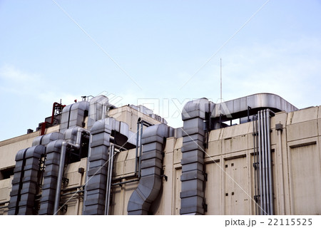 壁面を立ち上る数々のダクト 22115525