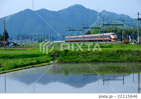 水鏡の水田の風景を走る日光詣カラー東武特急スペーシア号 22115646