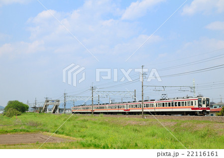 田園風景の中を行く東武日光線の電車 田園風景の中を行く東武日光線の電車 22116161