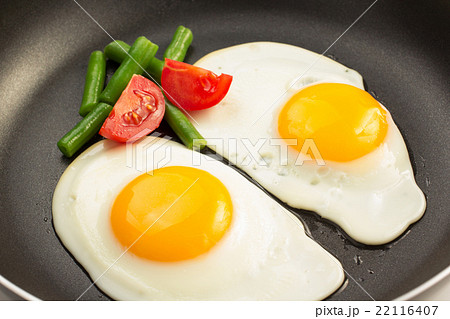 fried egg in pan 22116407
