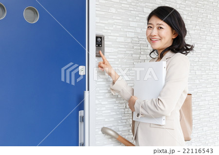 インターフォンを押すビジネスウーマン 22116543
