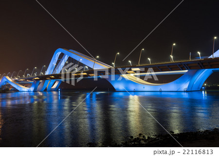 Sheikh Zayed Bridge at night, Abu Dhabi, UAE Sheikh Zayed Bridge at night, Abu Dhabi, UAE 22116813