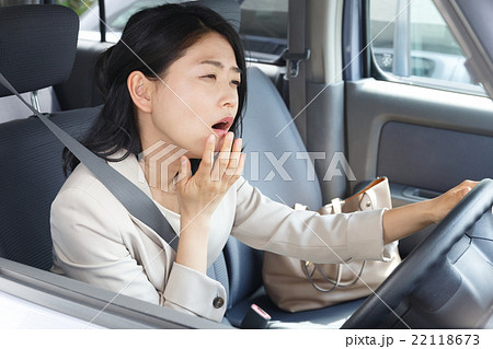 あくびするビジネスウーマン あくびするビジネスウーマン 22118673