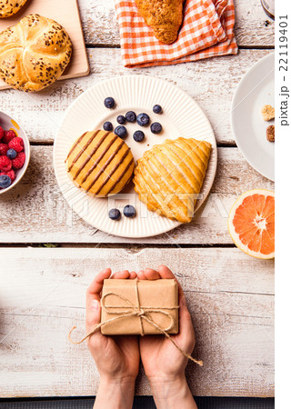 Mothers day composition. Little gift and breakfast 22119401
