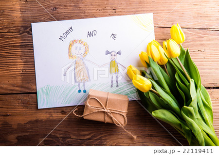 Childs drawing of her mother, yellow tulips 22119411