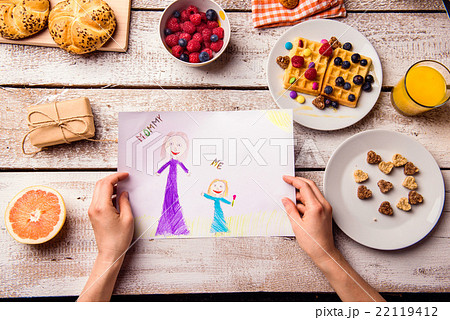 Childs drawing of her mom. Mothers day. Breakfast Childs drawing of her mom. Mothers day. Breakfast 22119412