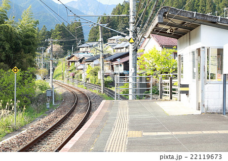 無人駅 田舎 単線 ホーム 風景 景色 ローカル 電車 列車 旅行 帰省 鉄道 春 夏 線路 の写真素材