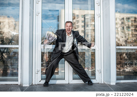 Man closes the door and not let me. Man closes the door and not let me. 22122024