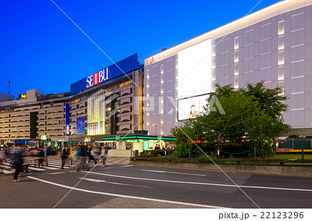 池袋　東口駅前の夜景 22123296