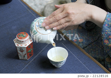 お茶を入れる手 22128516