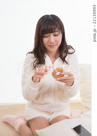 ドーナツを食べる女性 22130993
