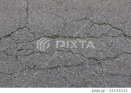割れたアスファルト 22133131