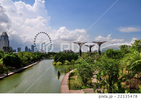 Gardens by the Bay and Singapore Flyer. Gardens by the Bay and Singapore Flyer. 22135478