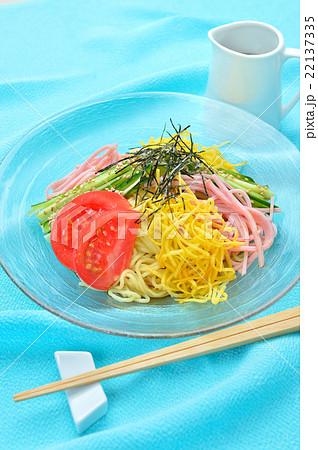夏の冷し中華（冷やし中華）イメージ。ブルー背景。 22137335