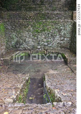 金城大樋川(ウフ フィージャー)、首里金城石畳道、沖縄(縦構図) 金城大樋川(ウフ フィージャー)、首里金城石畳道、沖縄(縦構図) 22137434