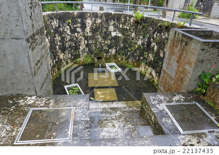 赤マルソウ通りの交差点にある共同井戸、首里金城町、沖縄 22137435