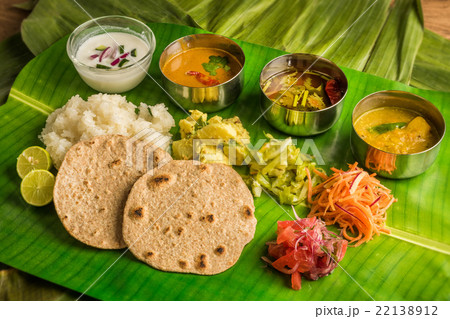 南インドの典型的な定食　ミールズ　 Lunch of meals south India 22138912