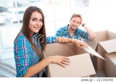 Couple moving to new home 22139266