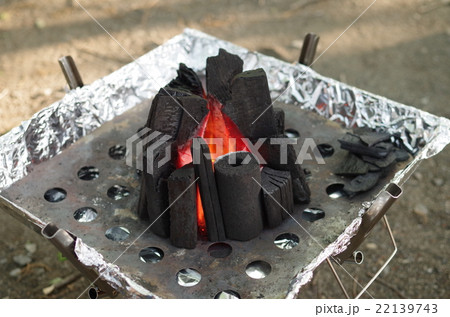 炭火を熾す 22139743