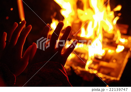 焚火で暖を取る手 22139747