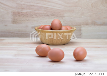 hen's eggs in wooden bowl 22143111
