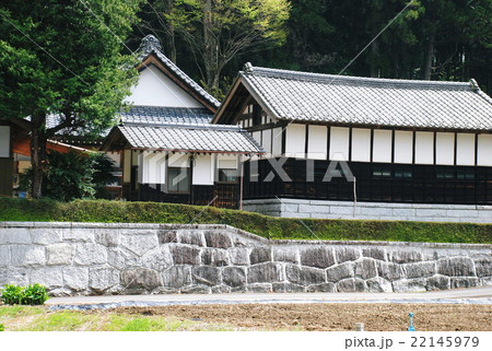 白壁 石垣 古民家 笠間 日本家屋 田植えの写真素材