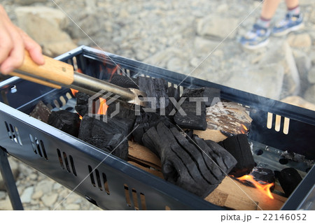 バーベキューでの炭火の準備 22146052