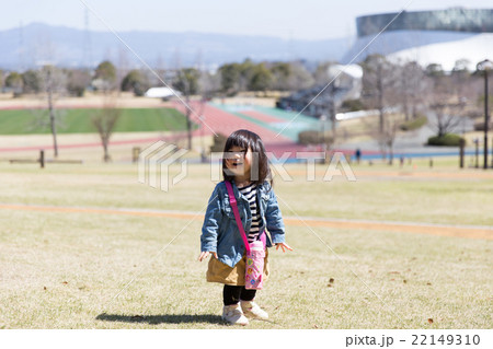 ２歳児 幼児 女の子 公園 遠足 散歩 かわいい の写真素材 22149310