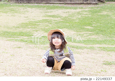 ２歳児 幼児 女の子 公園 遠足 散歩 かわいい の写真素材