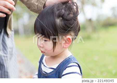 ２歳児 幼児 女の子 公園 遠足 散歩 かわいい の写真素材 22149345