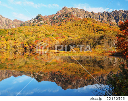 紅葉の戸隠高原と鏡池の写真素材