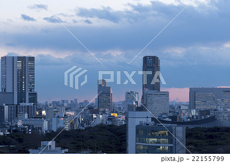 東京都市風景 渋谷 トワイライト 夜景 高層ビル 渋谷ヒカリエの写真素材