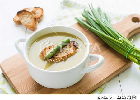 Bowl of asparagus soup with asparagus spears 22157164