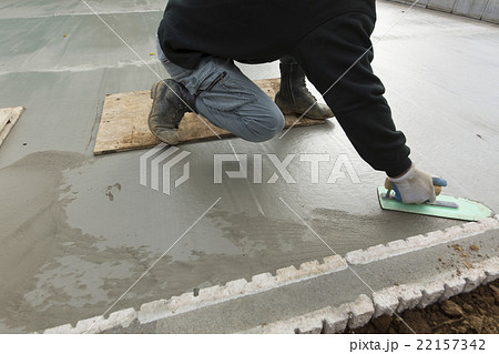 住宅　工事　外構　駐車スペース　コンクリート金コテ　人物ボディパーツ　施工例 22157342