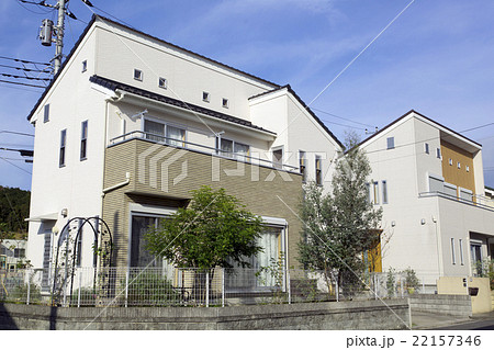 住宅 新築住宅 イメージ 青空 瓦屋根 南面ワイドスパンバルコニーがあるタイプの写真素材