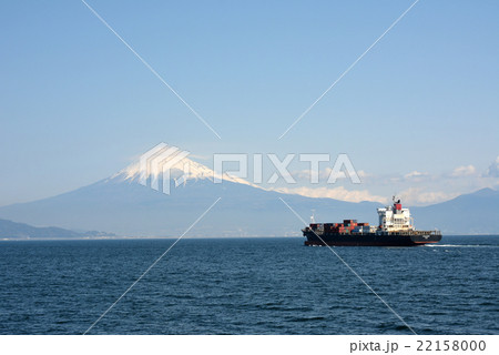 駿河湾の富士山と船 22158000